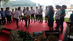 Dirjen PPMD Kemendesa PDTT Taufik Madjid Potong Tumpeng di Rangkaian acara peluncuran Gerakan Mengawal Masa Tanam Oktober 2018 – Maret 2019 (Okmar) di Kabupaten Banyumas, Jawa Tengah berlangsung di Desa Pegalongan, Kecamatan Patikraja, Kabupaten Banyumas, Jawa Tengah, Senin (17/12/2018)