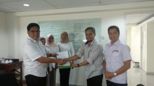 Penandatanganan Kerjasama antara Dirut PT Mitra Bumdes Nusantara (MBN) Agus Erhan dengan Komisaris Utama Bumdes Bersama PT Brayan Bumi Banyumas (BBB) Dodiet Prasetyo, 04 Februari 2019